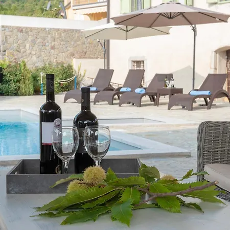 Villa Mira With Pool